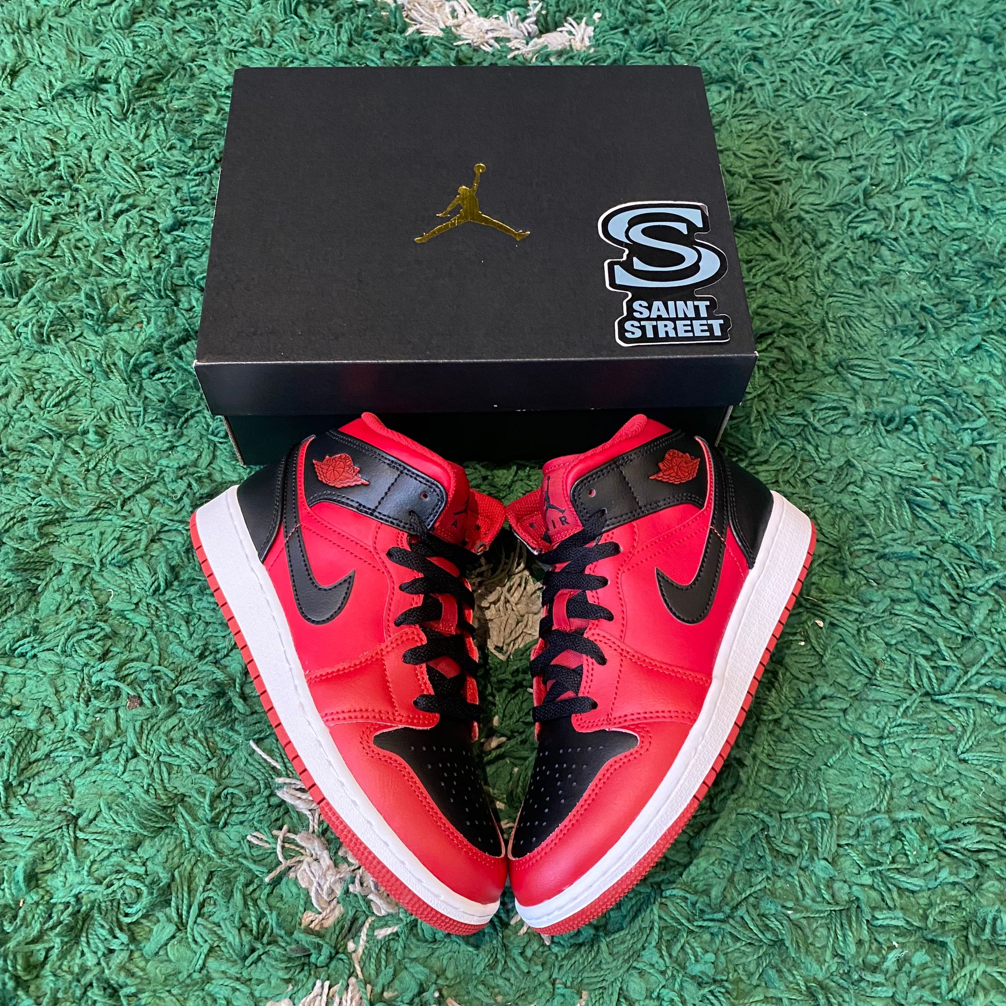 Air jordan 1 mid reverse banned best sale